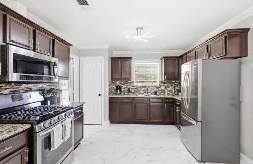 4-BD 2-BA with Backyard Pool Retreat + Game Room - Foto 5