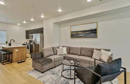 3 Min to DT - 2 Car Garage - Lux Townhome - King Bed - Foto 27