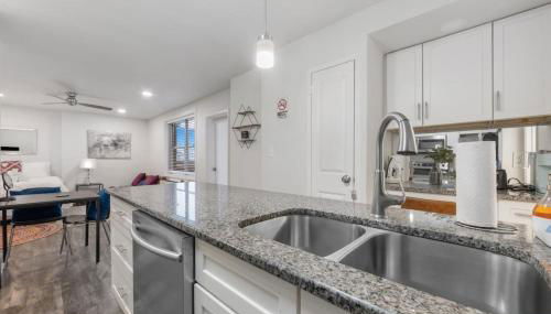 Downtown Studio - Panoramic Views - Walk-friendly - Foto 5, stove, dishwasher, minibar