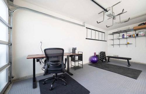 Central Location Gym Hot Tub Villa - Photo 37