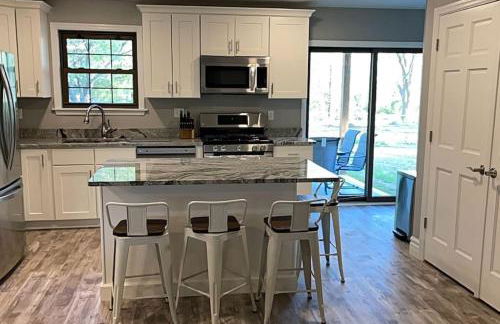 Private 4 Bedroom Home with a hot tub - Foto 19