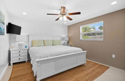 Private Village Home with Heated pool & spa with private front courtyard - Photo 25