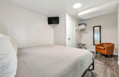 NEW Renovated Near CLE - King Bed, Metropark & Firepit - Foto 10