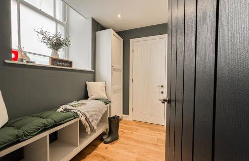 Converted Welsh Sunday School with Sea View & Garden on Anglesey - Dog Friendly - Photo 5