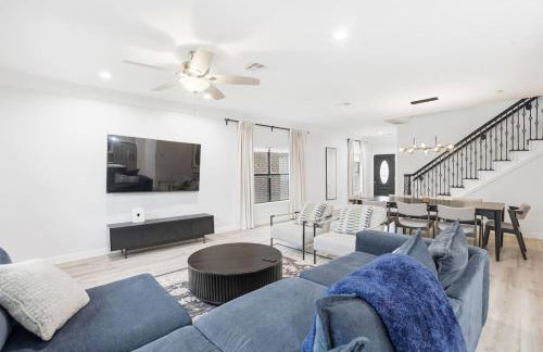 O18B Spacious 3BR Home Sleeps 10 With 2 Living Areas - Foto 24