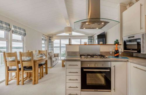 Bay View 2-Bed Lodge with Glorious Harbour View and Balcony - Photo 8