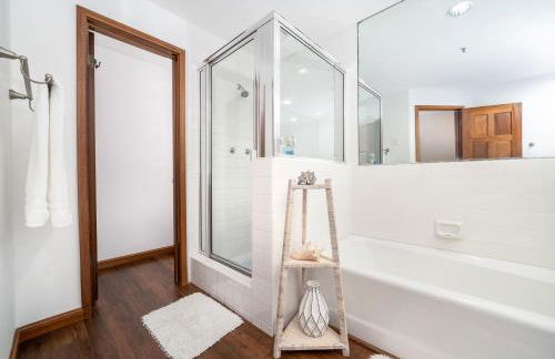 10-Star Property! Premium Ocean Views, Immaculate Corner Condo with Fireplace, New Golf Cart - Foto 8