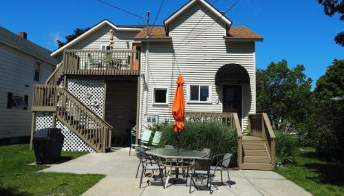 The Cute & Cozy - Lower Apt - Great Location! - Photo 3