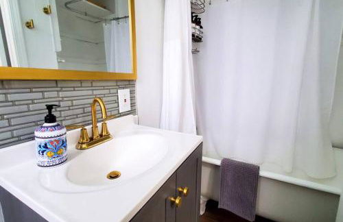 Cozy Bungalow 10 Min to DTWN CLE - Foto 8