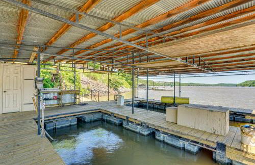 Deck with Covered Dock! Lakefront Ozark Cottage - Foto 23