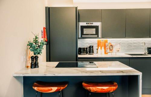 Stylish 2 Bed City Centre Apartment with Parking - Photo 17