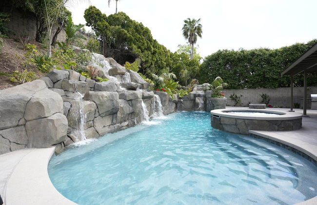 Coming Mid-April 2023! Beautifully upgraded two-story home with backyard oasis - Foto 41