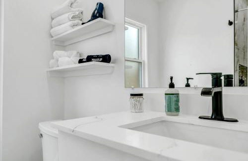 Stylish And Roomy Full House Dtwn - Photo 77