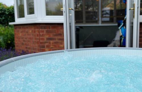 Sleeps 8-10 Cotswold Home with Hot Tub & Parking - Foto 20