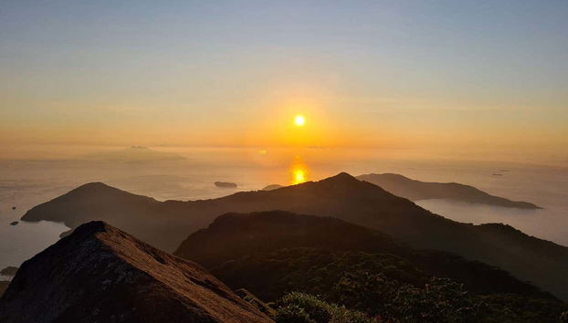 Vistas do topo do Pico do Papagaio ao amanhecer