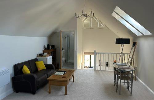 Charming King Bed Ensuite Studio in Peaceful West Challow - Photo 12