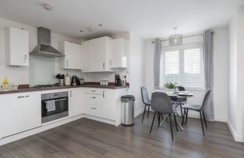 Comfortable 2-Bed Home with Parking & Fast Wi-Fi! - Photo 16