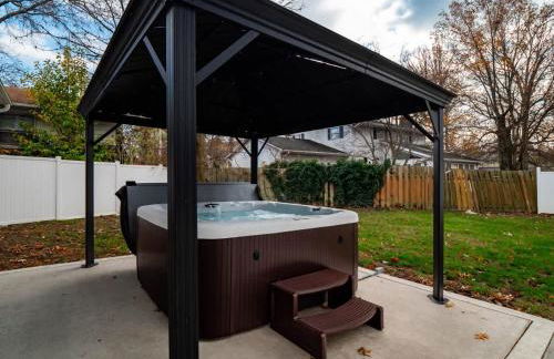 Vermilion Retreat with Game Room, Hot Tub and Across from Community Pool - Foto 43