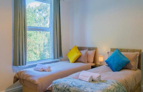 4-Bed Family House in Leeds with park view - Foto 28