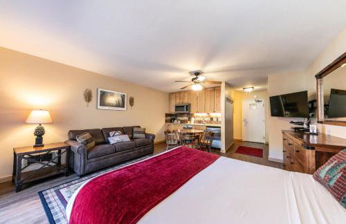 Charming Studio Deluxe w/kitchen #215 at Donner Lake Village - Foto 8