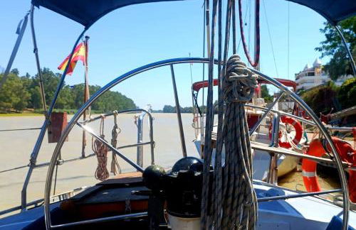 Tu casa flotante en Sevilla! Barco en alquiler en el Guadalquivir - Photo 8