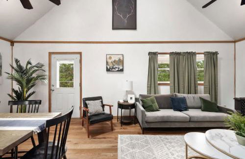 Cozy cabin w hot tub, fire pit & pet-friendly - Foto 8