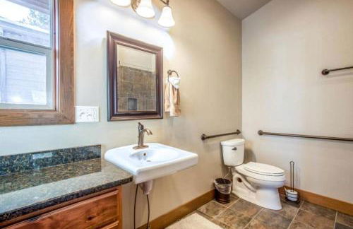 Sunny Mountain Cabin for a Group Getaway in West Glacier, Montana - Foto 13