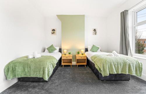 Comfortable 4 Bed Home - Free Parking & Fast WiFi - Foto 13