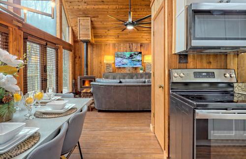 Waterfront A-Frame Cabin w Hot Tub, Outdoor Kitchen, Firepit Near Hiking & ATV Trails - 10 mins to Helen, GA - Foto 10