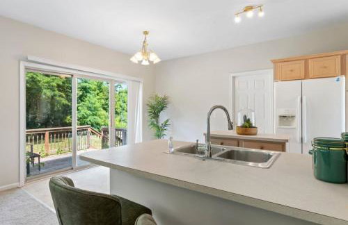 Quiet Suburban Home with Art Deco Flair - Foto 20