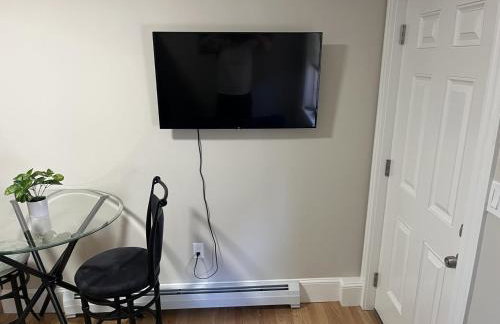 Downtown Apt King Beds Mins to Salem - Photo 2