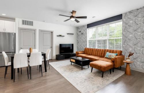 Elegant 2BR with Resort Pool and Lounge Areas 2 - Photo 1