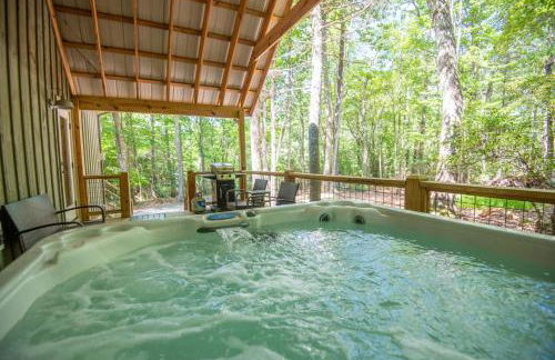 Stone's Throw Bungalow-- Hot Tub, Modern & Updated, Sleeps 2 - Foto 3