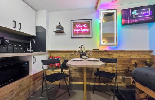 Kinky Kabin w Hot Tub, Sauna and Rooftop Garden - Foto 6