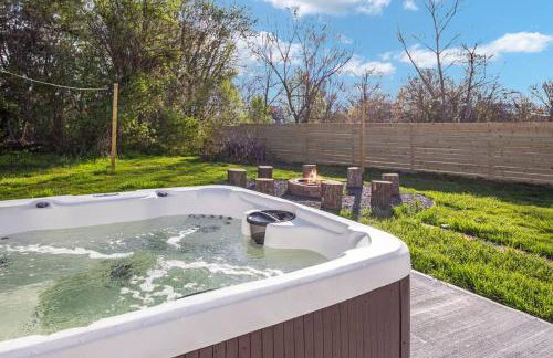 Pondview 4BR Cabin-Walk to Caverns, Hot Tub, Wi-Fi - Foto 12