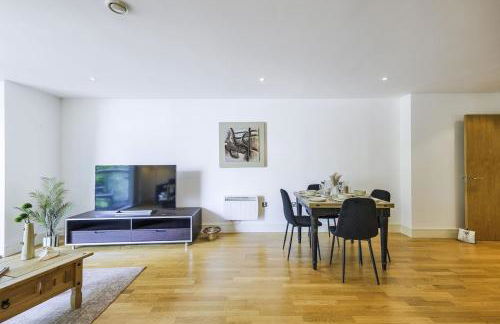 Elegant 2-Bedroom Apartment with Balcony - Foto 18