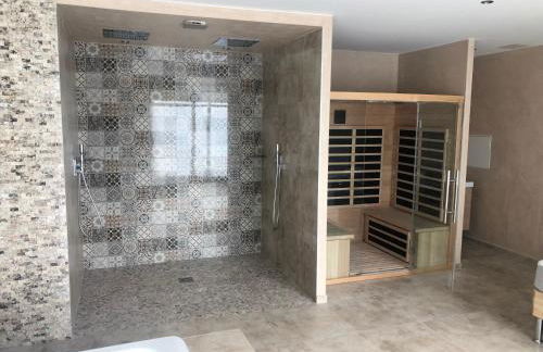 LE LOFT A BULLES (85m2 Jacuzzi Hammam Billiard Bar Douche Sauna) - Foto 36