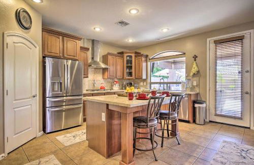 Family Gem in Phoenix with Saltwater Pool and Theater - Foto 11