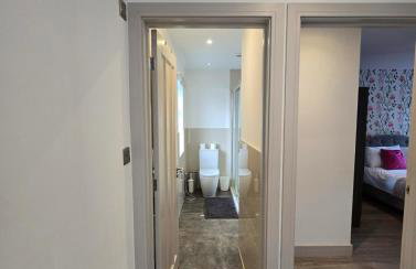 Modern Two-Bedroom House - Free Parking - Foto 16