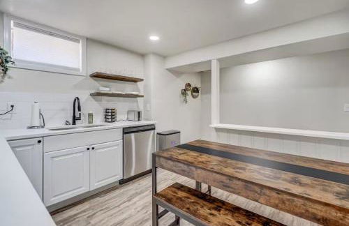 Quiet Basement Retreat | King Bed, Firepit, Yard - Foto 9