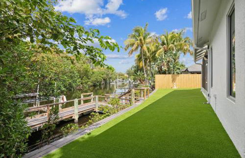 Luxury Modern Waterfront House in BEST Location! King Bed Suite & Close to Beach - Photo 6