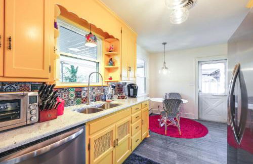 Colorful Roanoke Vacation Rental with Hot Tub! - Foto 7