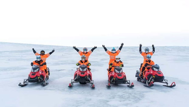 Foto de grupo sobre las motos de nieve