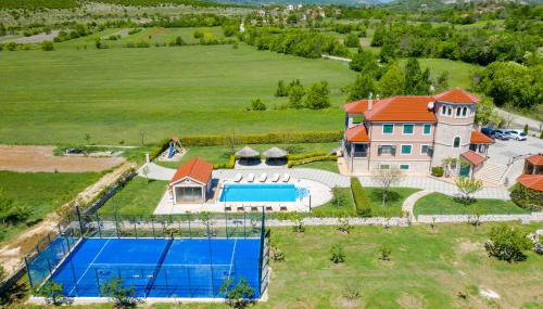 5-Bed Villa with Pool, Jacuzzi & Padel Court - Foto 4