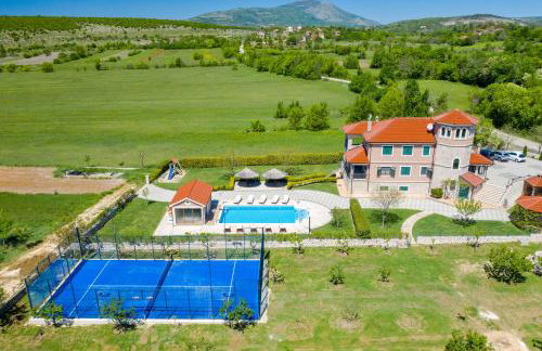 5-Bed Villa with Pool, Jacuzzi & Padel Court - Foto 4