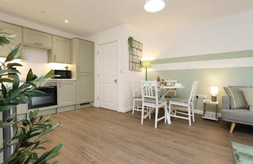 large 2 bed central apartment with balcony and private parking - Foto 14