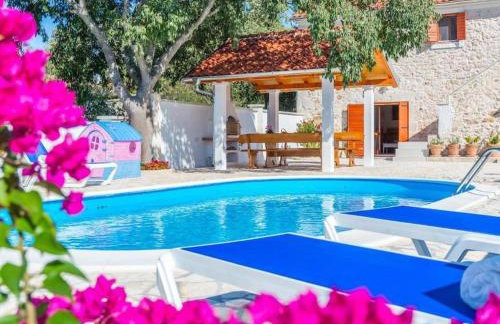 The Grandfather's courtyard villa with heated pool - Foto 10