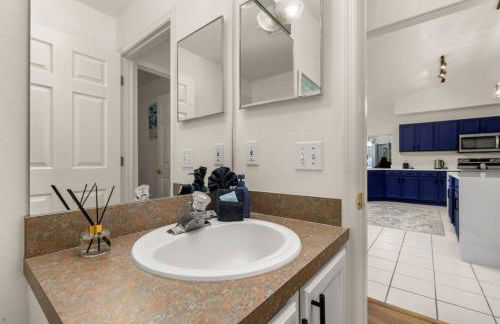 Modern Retreat Pool and Game Room - Foto 40