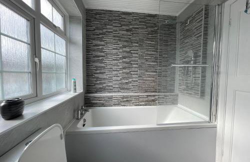 Luxurious Detached Holiday House Free Parking near Airport Town Centre Railway Station - Foto 7