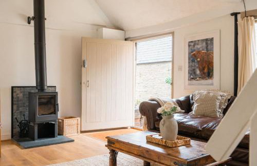 Charming Stone Cottage - Cotswolds Farm Stay - The Bullpen - Photo 12